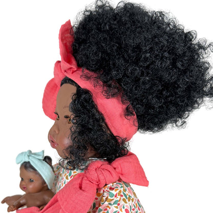 MUÑECA NINES D'ONIL ·ALIKA CON BEBÉ PELO RIZADO· - Happy Moments Baby