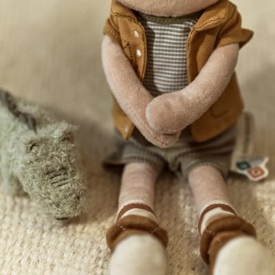 MUÑECO DE TELA MEDIANO LITTLE DUTCH ·JIM EXPLORADOR· - Happy Moments Baby