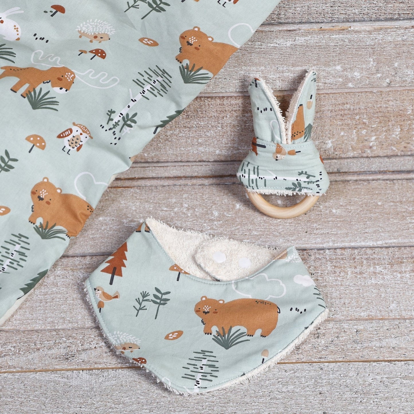 PACK NEWBORN: BANDANA MORDEDOR Y MANTA ·BOSQUE· - Happy Moments Baby