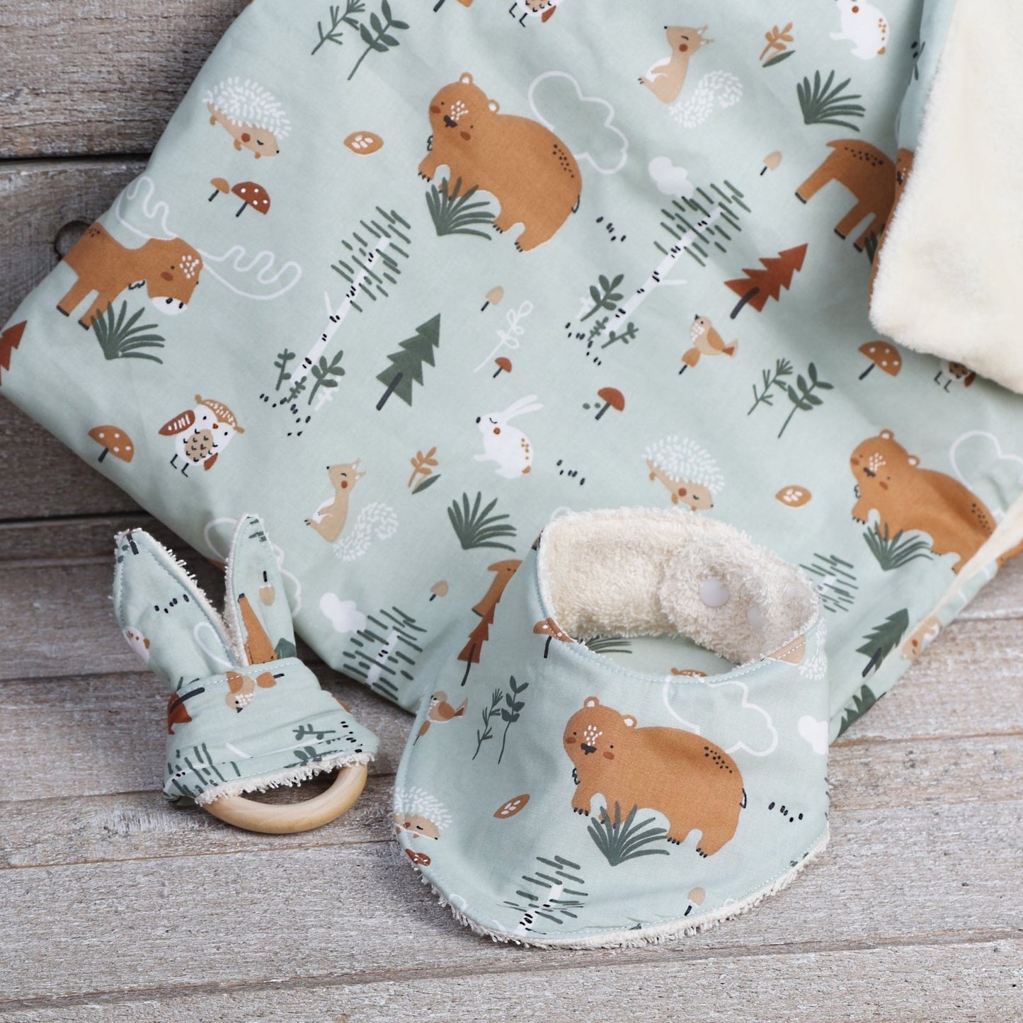 PACK NEWBORN: BANDANA MORDEDOR Y MANTA ·BOSQUE· - Happy Moments Baby