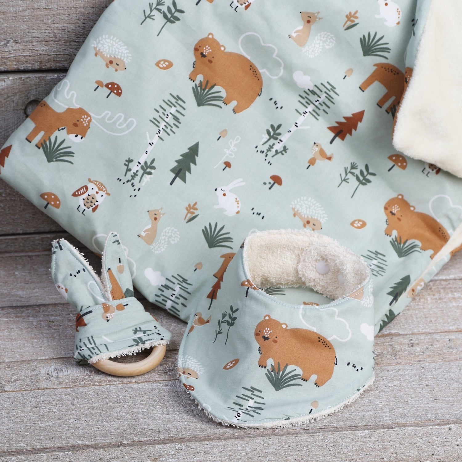 PACK NEWBORN: BANDANA MORDEDOR Y MANTA ·BOSQUE· - Happy Moments Baby