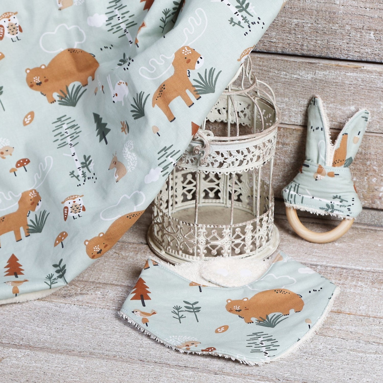 PACK NEWBORN: BANDANA MORDEDOR Y MANTA ·BOSQUE· - Happy Moments Baby