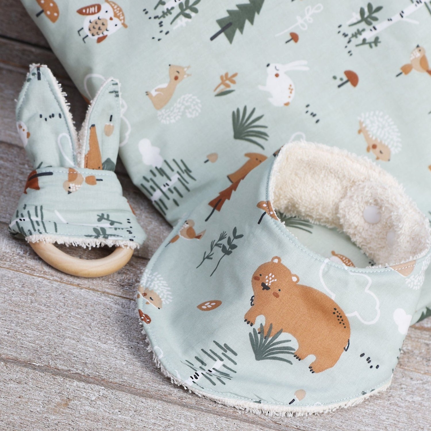 PACK NEWBORN: BANDANA MORDEDOR Y MANTA ·BOSQUE· - Happy Moments Baby