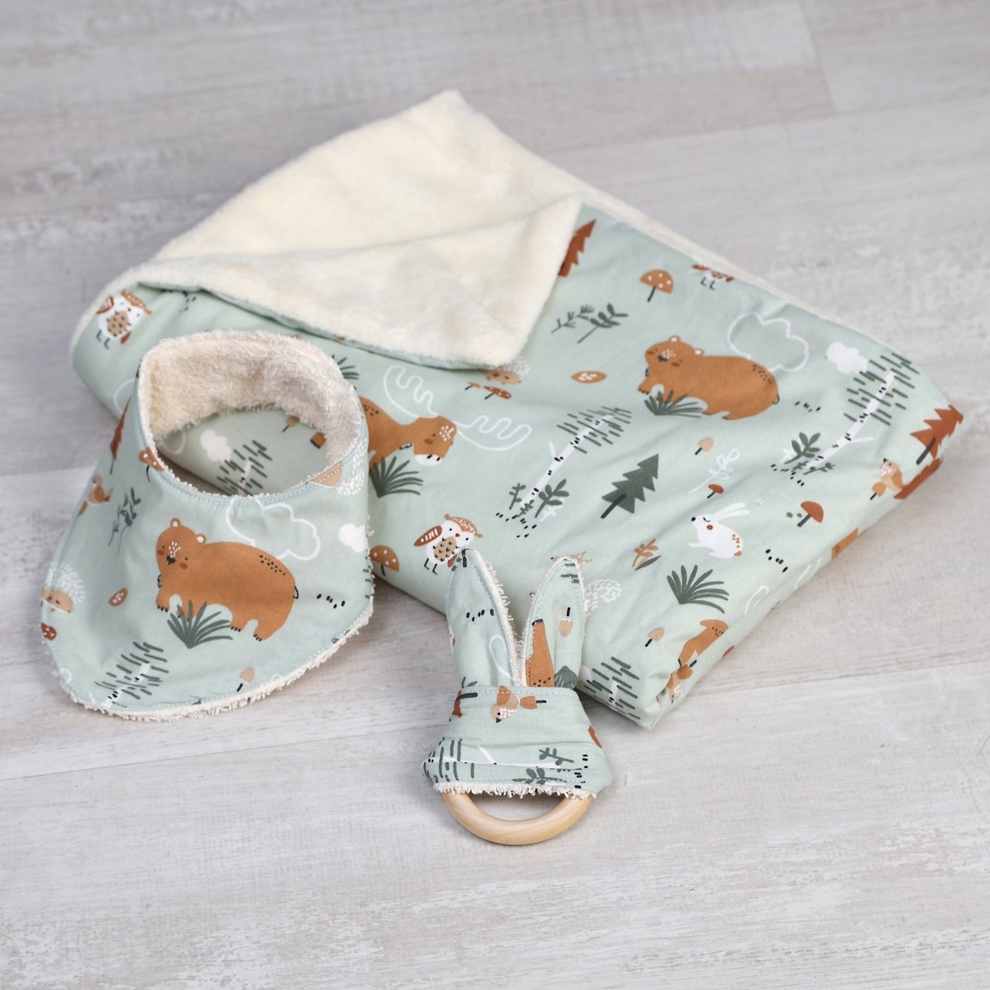 PACK NEWBORN: BANDANA MORDEDOR Y MANTA ·BOSQUE· - Happy Moments Baby