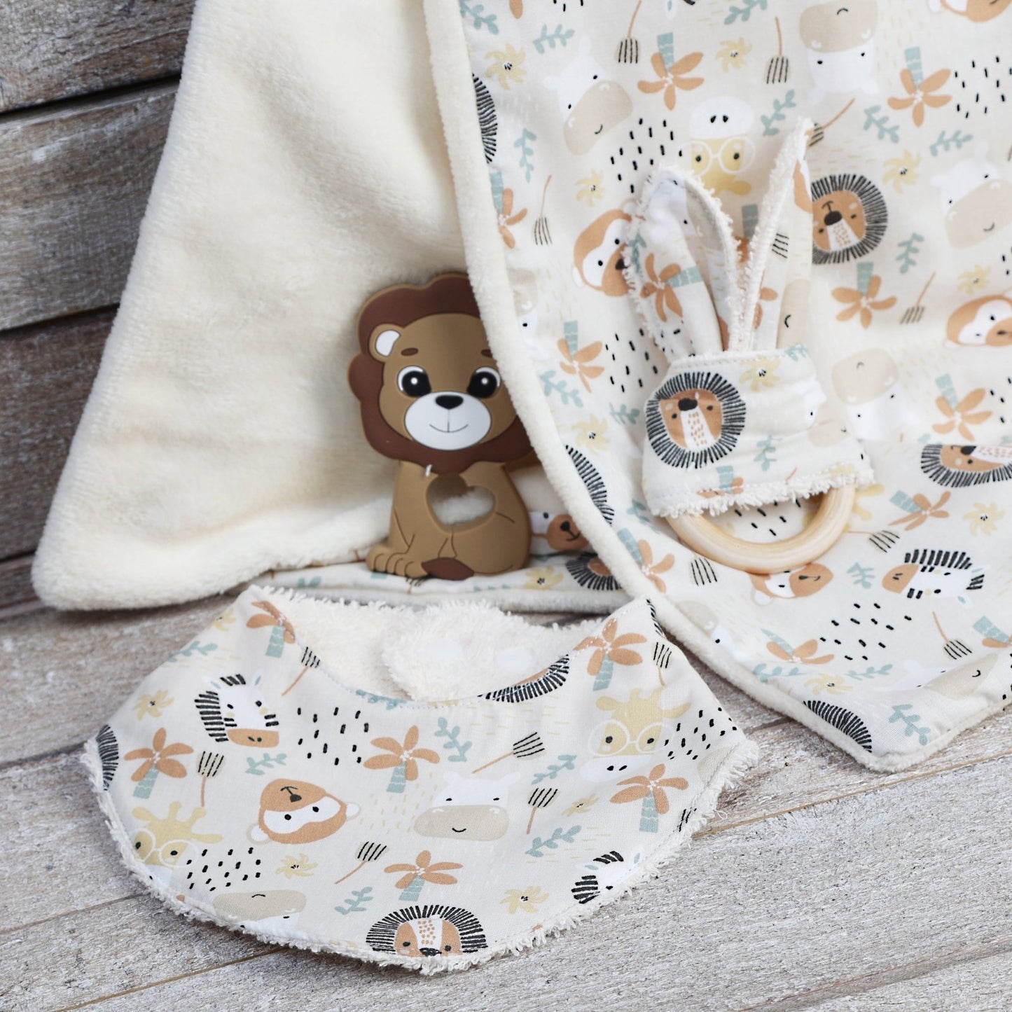 PACK NEWBORN: BANDANA MORDEDOR Y MANTA ·SAVANA· - Happy Moments Baby