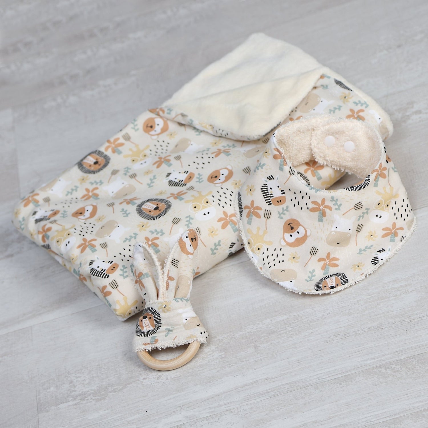 PACK NEWBORN: BANDANA MORDEDOR Y MANTA ·SAVANA· - Happy Moments Baby