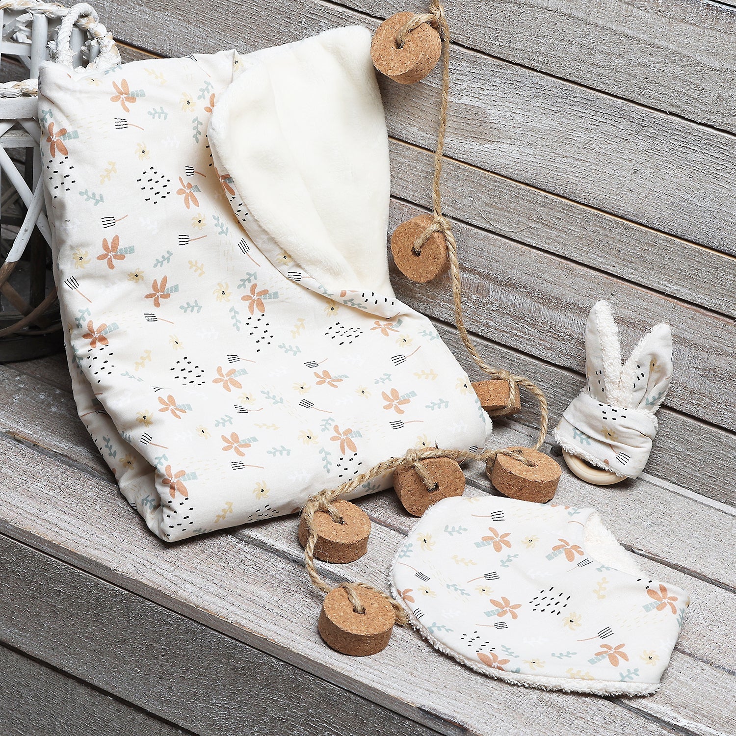 PACK NEWBORN: BANDANA MORDEDOR Y MANTA ·SOFT· - Happy Moments Baby