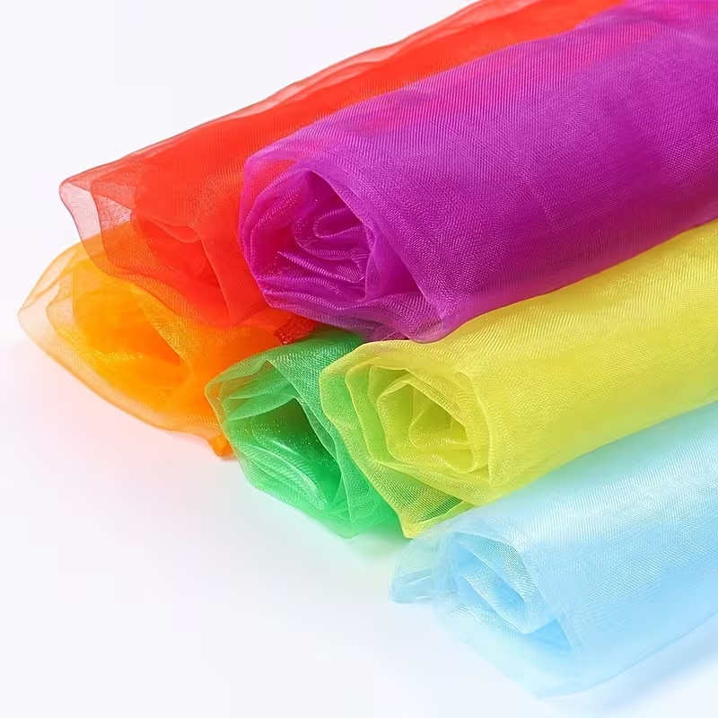 Detalle de pañuelos sensoriales enrollados en varios colores