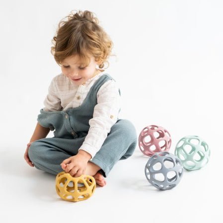 PELOTA SENSORIAL SILICONA SARO ·MOSTAZA· - Happy Moments Baby