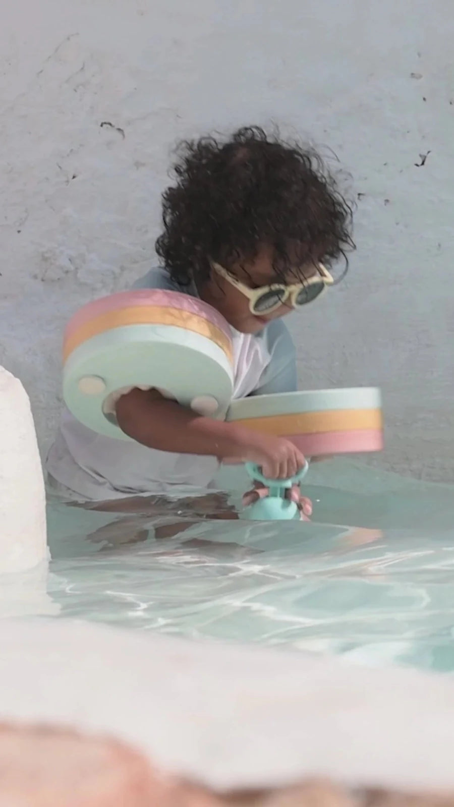 PISTOLA DE AGUA SARO ·SHARK· - Happy Moments Baby