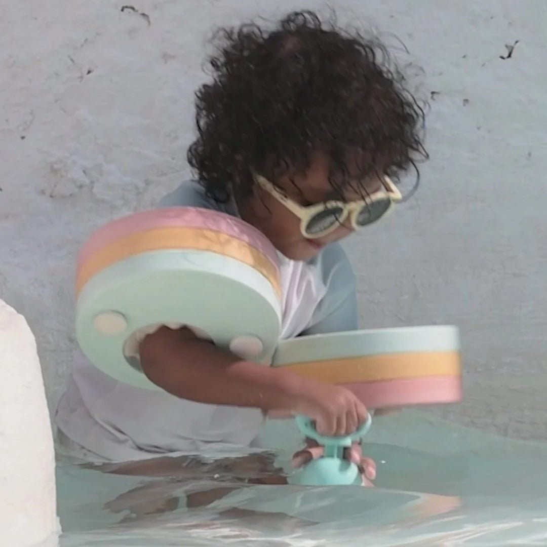 PISTOLA DE AGUA SARO ·SHARK· - Happy Moments Baby