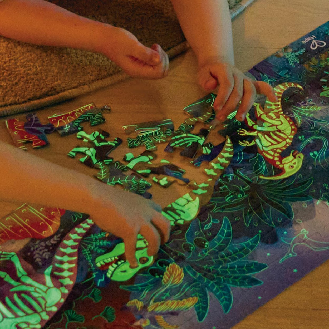 PUZZLE 1,5M 200 PIEZAS FLUORESCENTE HAPE ·DINOSAURIOS· - Happy Moments Baby