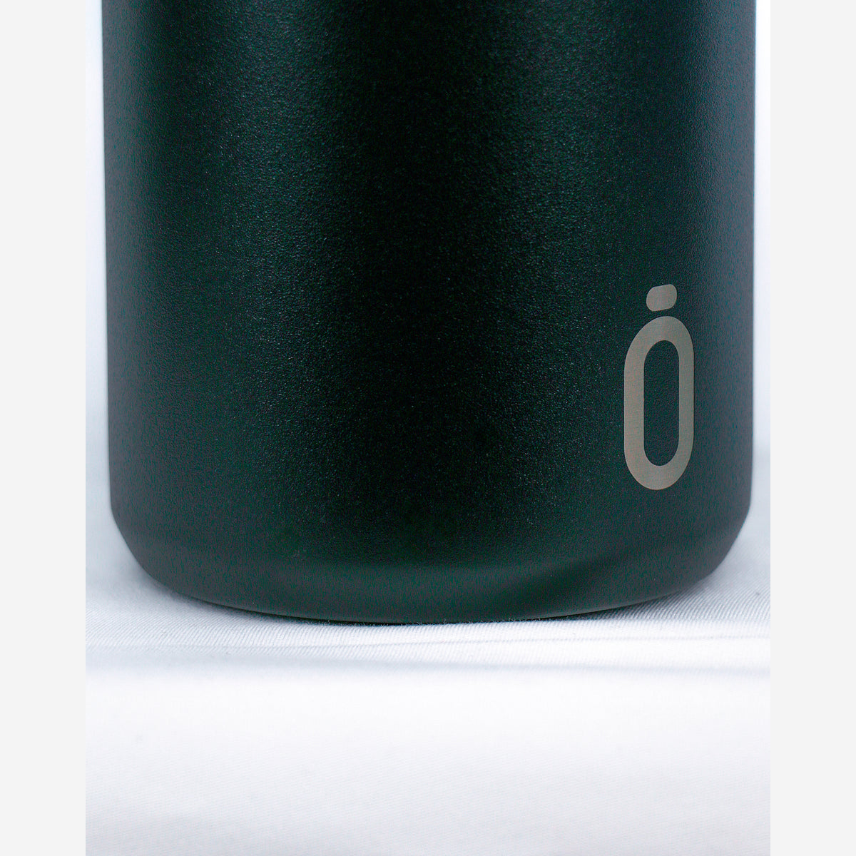 Detalle del acabado y logotipo en la base de la botella Runbott Mii Black