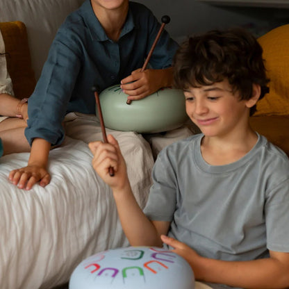 TAMBOR TAMBÚ CON 11 LENGÜETAS METÁLICAS ·GRANDE EARTH HARMONY· - Happy Moments Baby