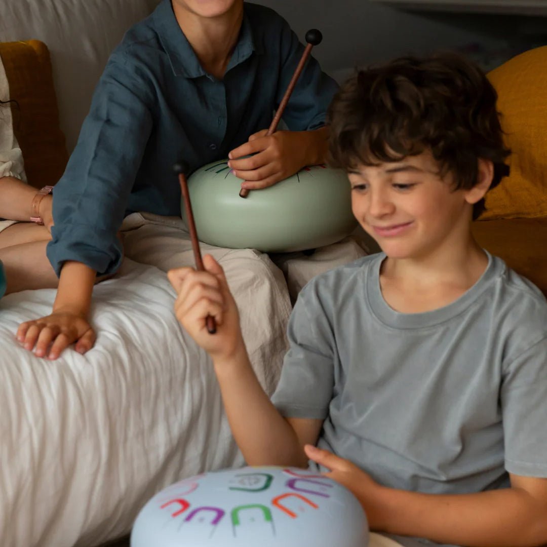 TAMBOR TAMBÚ CON 11 LENGÜETAS METÁLICAS ·GRANDE EARTH HARMONY· - Happy Moments Baby