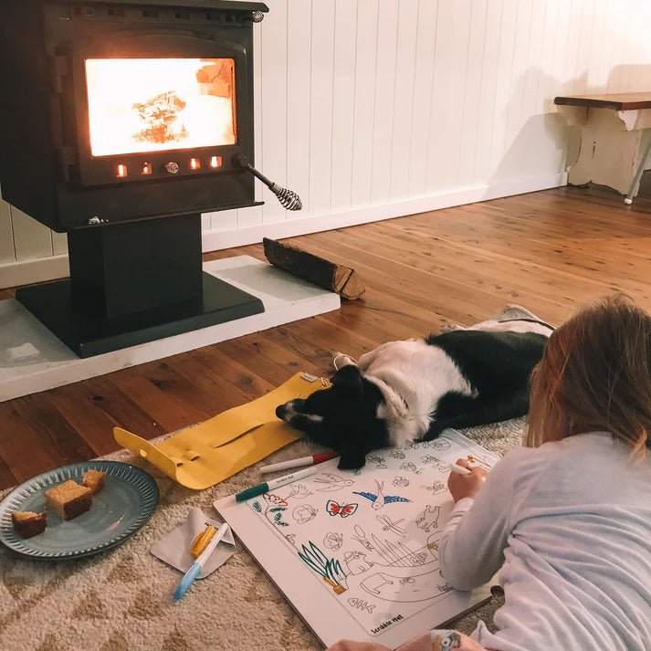 TAPETE DE SILICONA PARA COLORAR ·SCRIBBLE MAT EN EL JARDÍN· - Happy Moments Baby