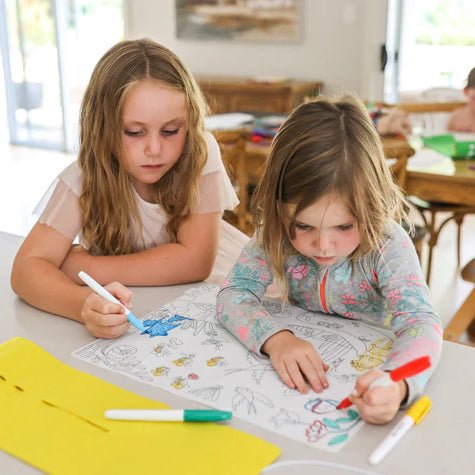 TAPETE DE SILICONA PARA COLORAR ·SCRIBBLE MAT EN EL JARDÍN· - Happy Moments Baby