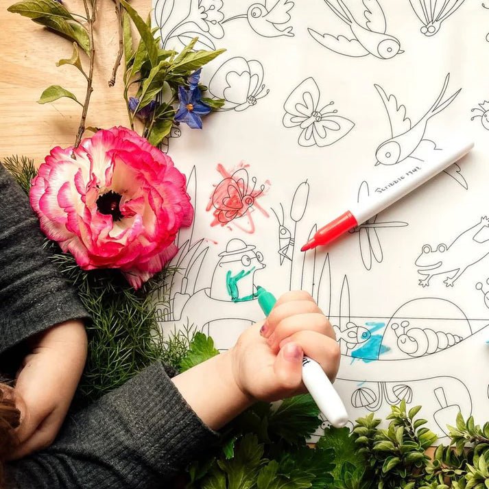 TAPETE DE SILICONA PARA COLORAR ·SCRIBBLE MAT EN EL JARDÍN· - Happy Moments Baby