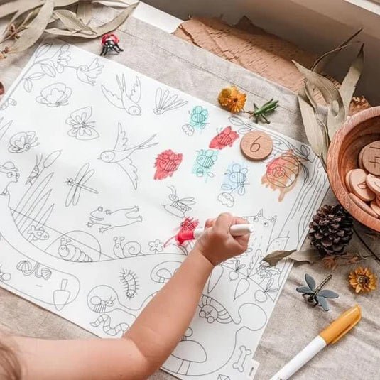 TAPETE DE SILICONA PARA COLORAR ·SCRIBBLE MAT EN EL JARDÍN· - Happy Moments Baby