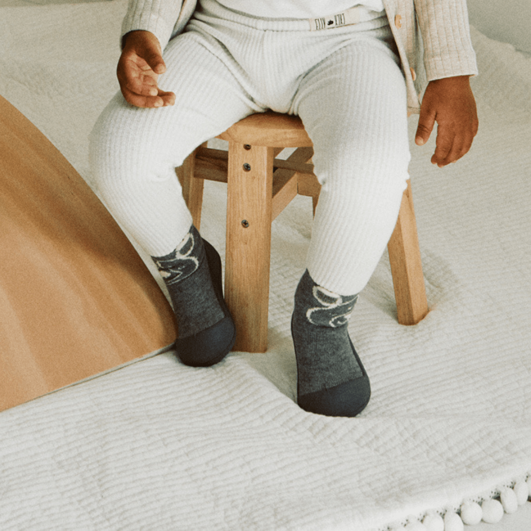 ATTIPAS CALZADO BEBÉ ·TEDDY GREY· - Happy Moments Baby