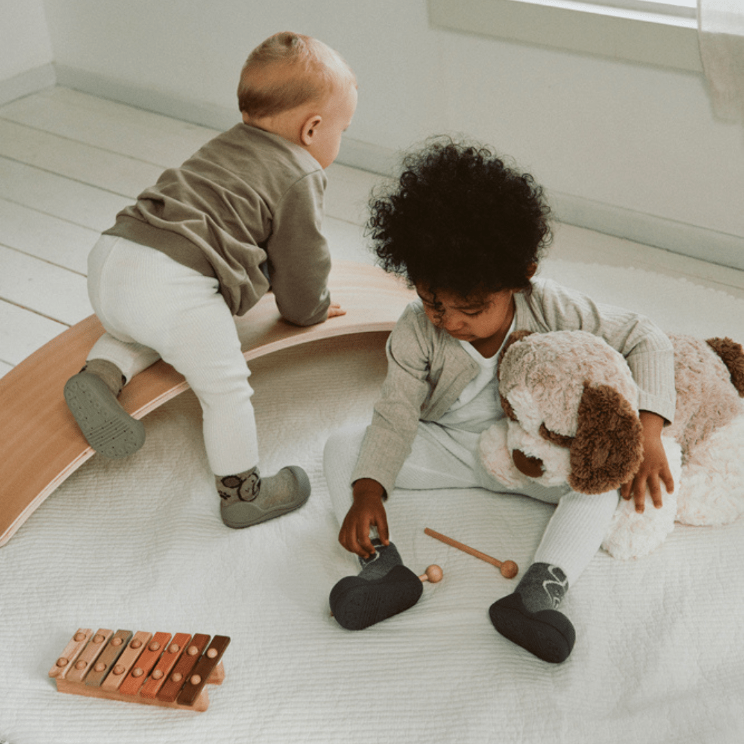 ATTIPAS CALZADO BEBÉ ·TEDDY GREY· - Happy Moments Baby