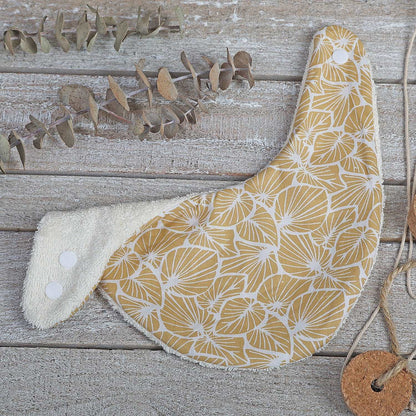 BANDANA BEBÉ ·HOJAS MOSTAZA· - Happy Moments Baby