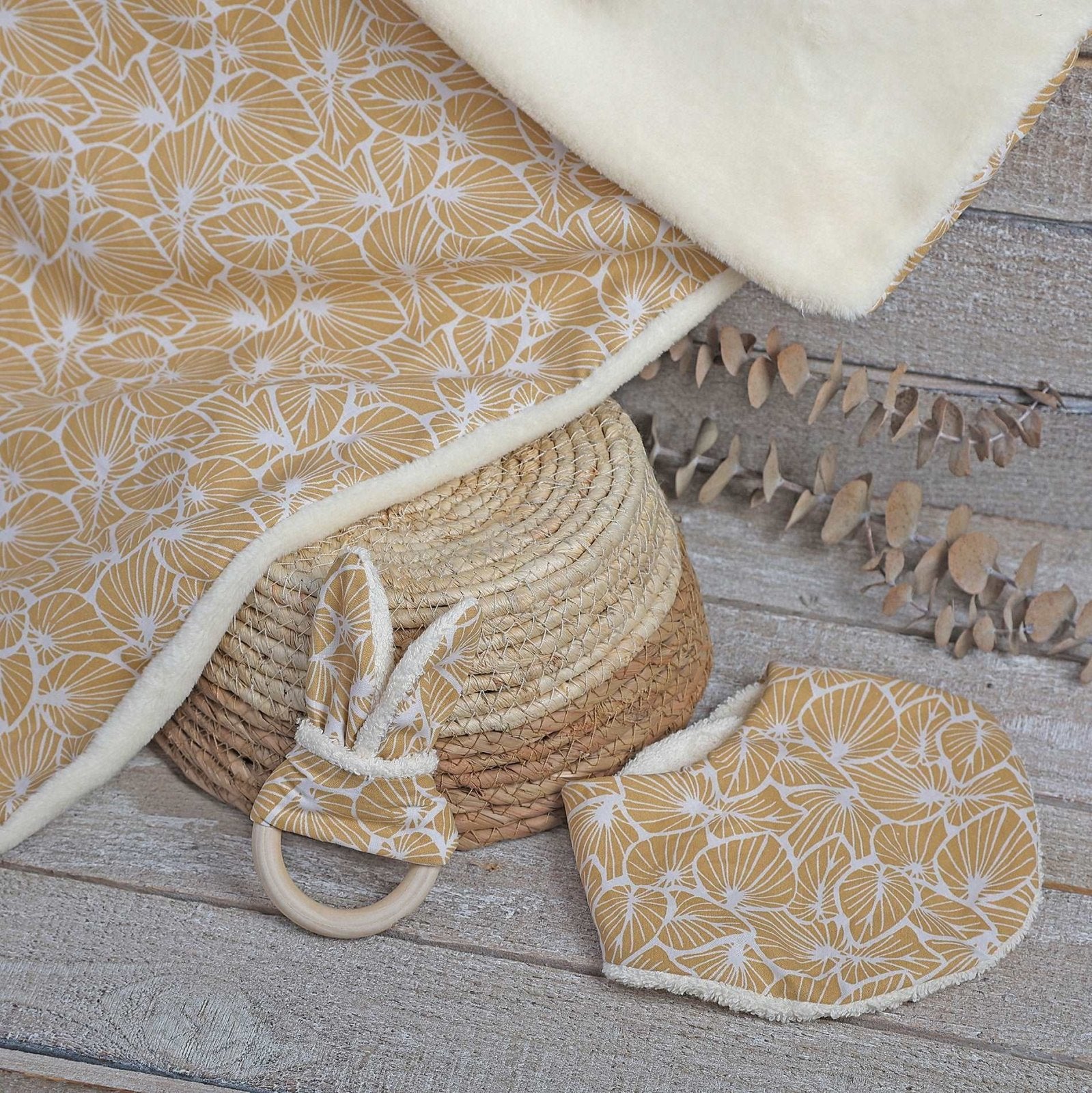 BANDANA BEBÉ ·HOJAS MOSTAZA· - Happy Moments Baby