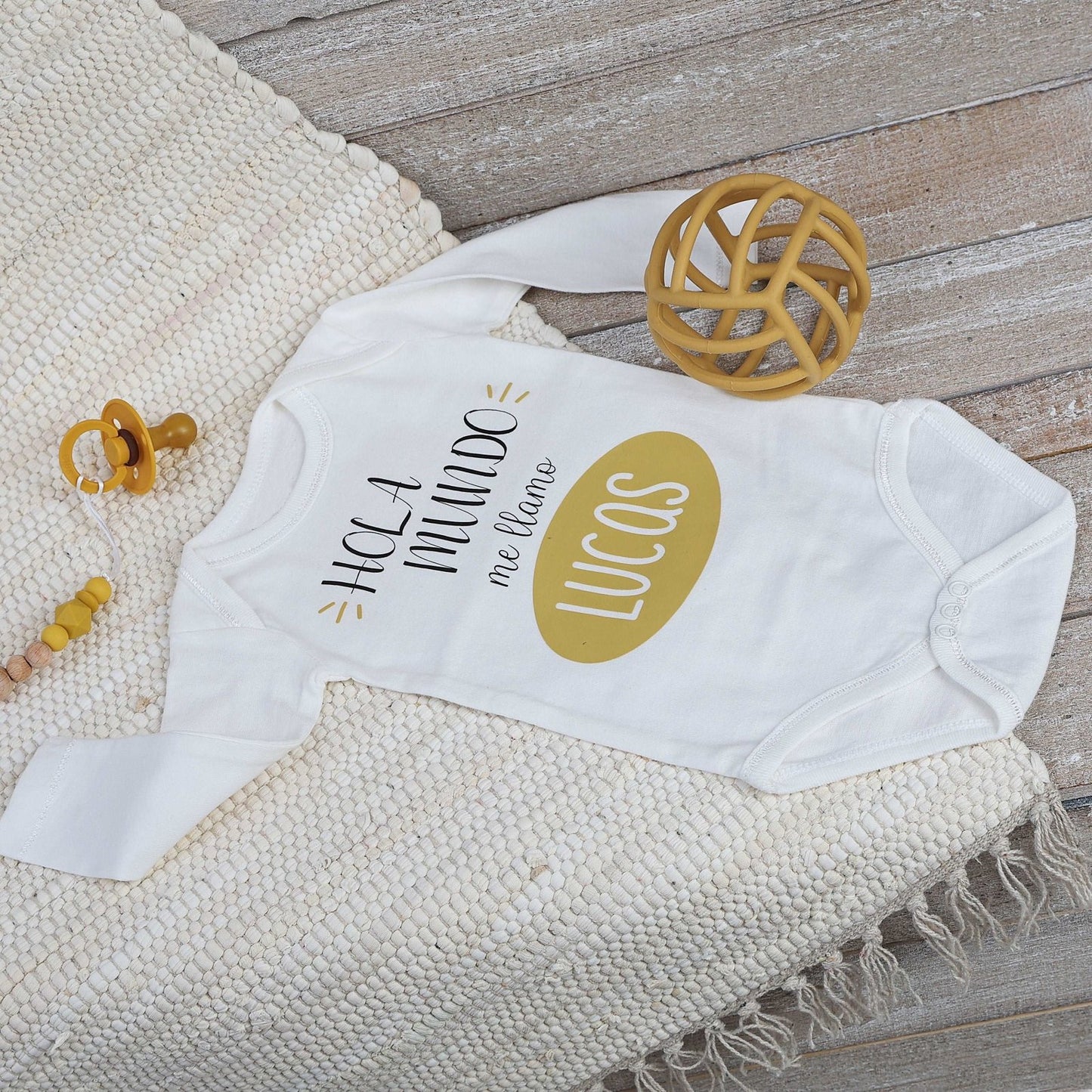 BODY HOLA MUNDO MOSTAZA - Happy Moments Baby