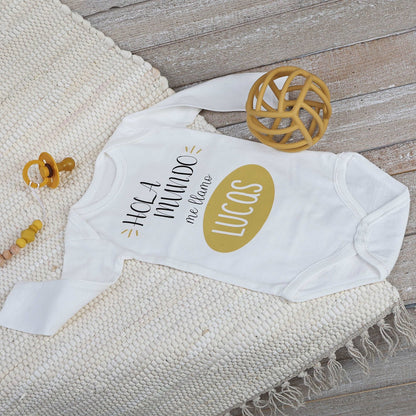 BODY HOLA MUNDO MOSTAZA - Happy Moments Baby