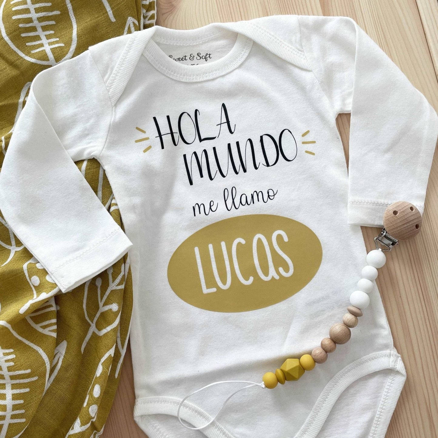 BODY HOLA MUNDO MOSTAZA - Happy Moments Baby