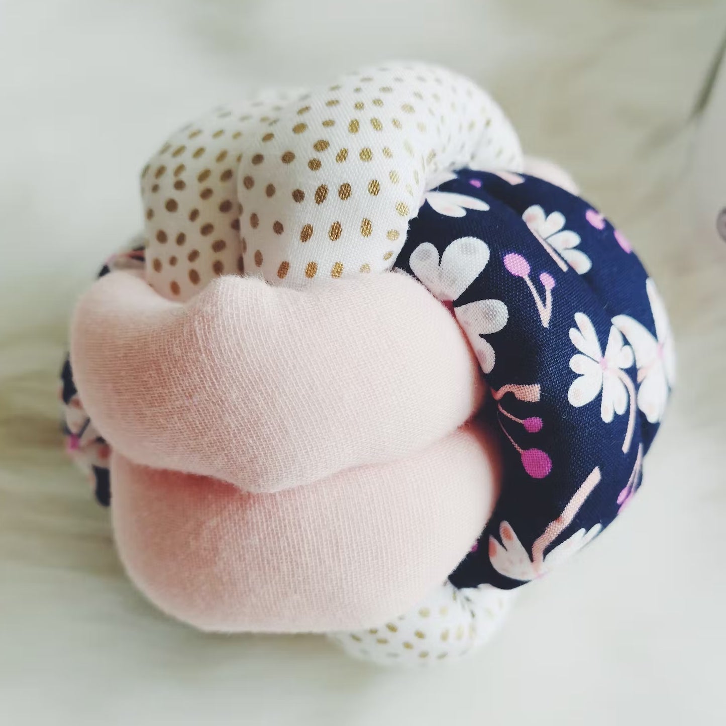 BOLA DE NUDOS MONTESSORI · FLORES· - Happy Moments Baby