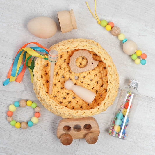 CESTO DE LOS TESOROS - CESTO SENSORIAL ·AMARILLO HUEVO· - Happy Moments Baby