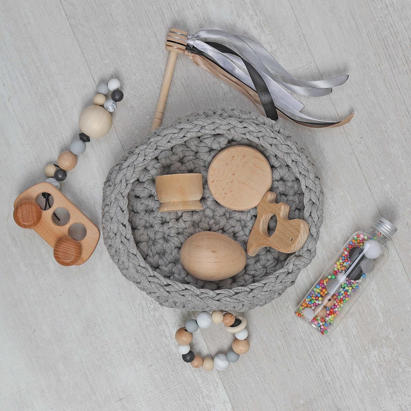 CESTO DE LOS TESOROS - CESTO SENSORIAL ·GRIS· - Happy Moments Baby