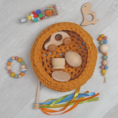 CESTO DE LOS TESOROS - CESTO SENSORIAL ·MOSTAZA· - Happy Moments Baby