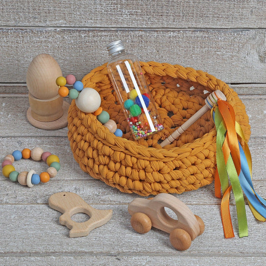 CESTO DE LOS TESOROS - CESTO SENSORIAL ·MOSTAZA· - Happy Moments Baby