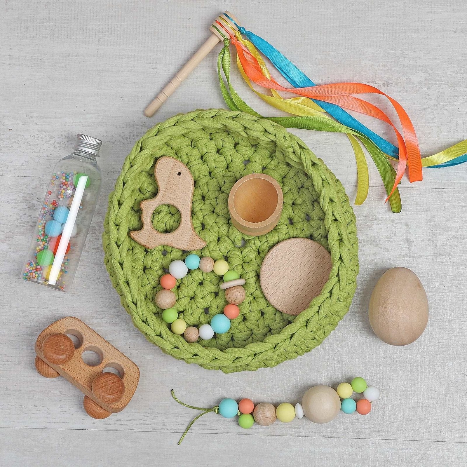 CESTO DE LOS TESOROS - CESTO SENSORIAL ·VERDE OLIVA· - Happy Moments Baby