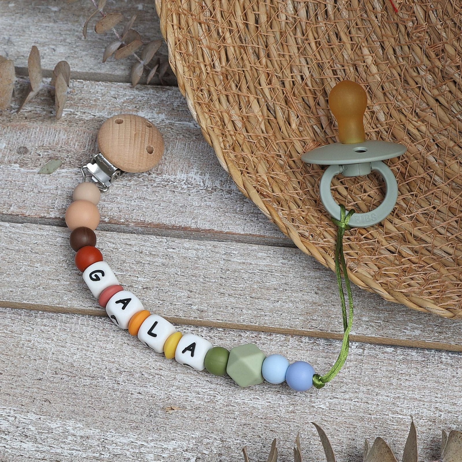 CHUPETERO PERSONALIZADO CON NOMBRE ·BINDI· - Happy Moments Baby
