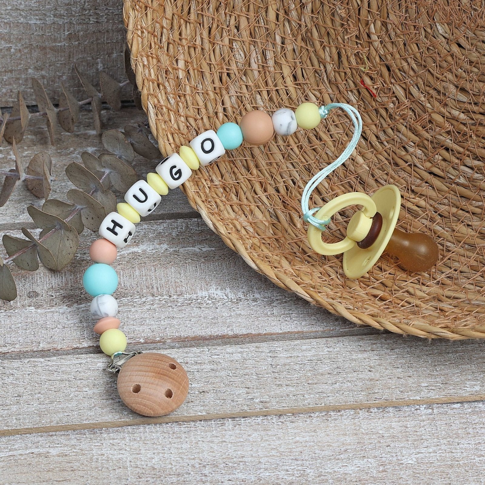 CHUPETERO PERSONALIZADO CON NOMBRE ·KARMA· - Happy Moments Baby