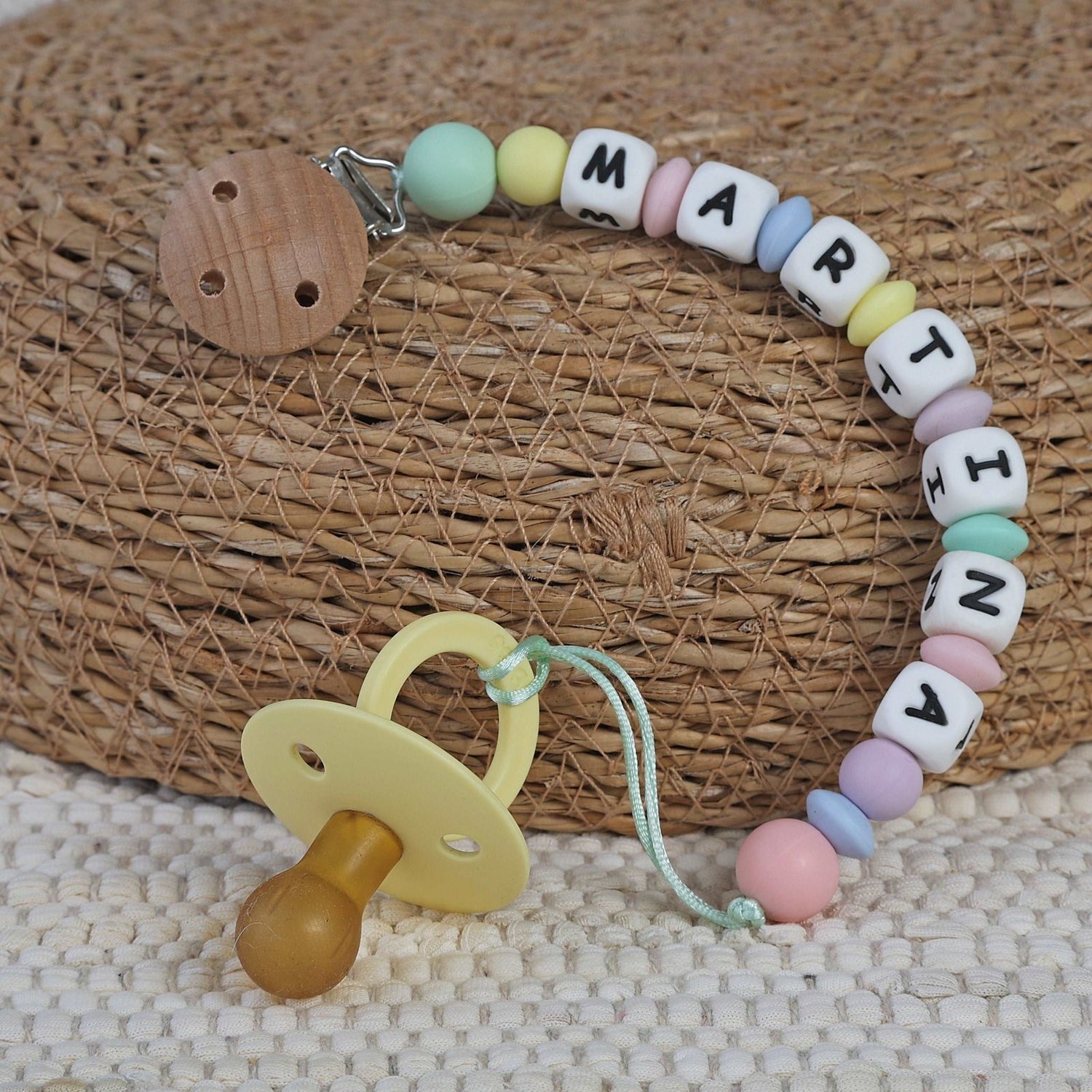 CHUPETERO PERSONALIZADO CON NOMBRE ·PARVATI· – Happy Moments Baby