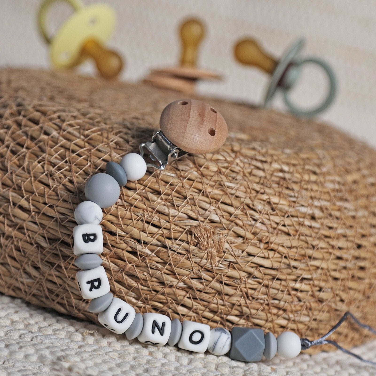 CHUPETERO PERSONALIZADO CON NOMBRE ·VEDA· - Happy Moments Baby