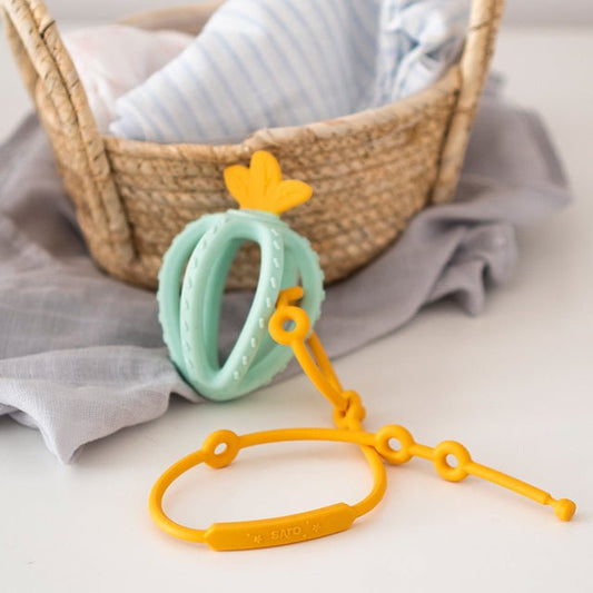 COLGADOR ATRAPATODO SILICONA SARO ·MOSTAZA· - Happy Moments Baby