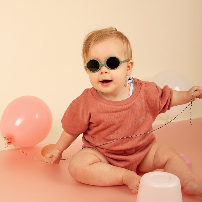 GAFAS FLEXIBLES DE PROTECCIÓN SOLAR (0-12 MESES) ·DIABOLA KAKI· - Happy Moments Baby