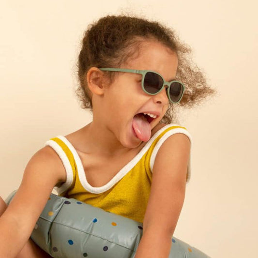 GAFAS FLEXIBLES DE PROTECCIÓN SOLAR (1-2 AÑOS) ·WAZZ KAKI· - Happy Moments Baby