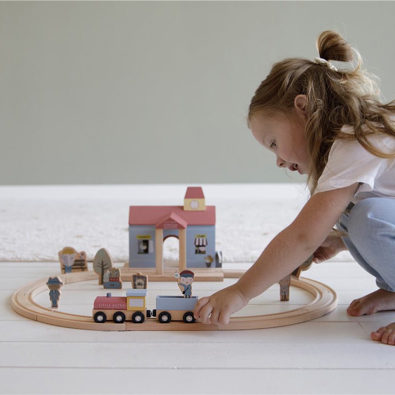 JUGUETE DE MADERA LITTLE DUTCH ·ESTACIÓN DE TREN· - Happy Moments Baby