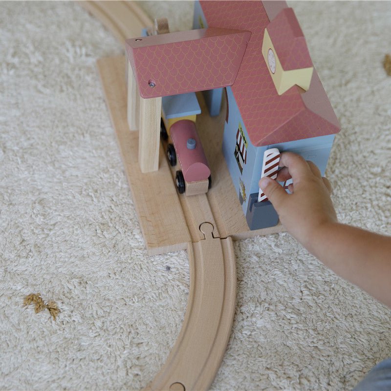 JUGUETE DE MADERA LITTLE DUTCH ·ESTACIÓN DE TREN· - Happy Moments Baby