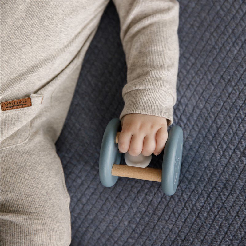 JUGUETE DE MADERA LITTLE DUTCH ·SONAJERO ROLLER AZUL· - Happy Moments Baby