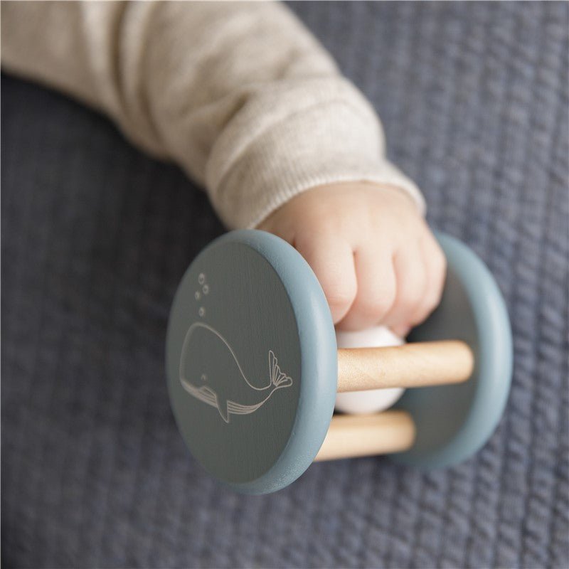 JUGUETE DE MADERA LITTLE DUTCH ·SONAJERO ROLLER AZUL· - Happy Moments Baby