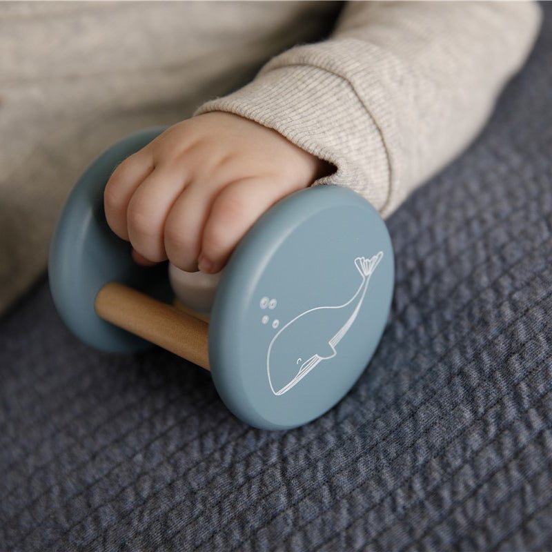 JUGUETE DE MADERA LITTLE DUTCH ·SONAJERO ROLLER AZUL· - Happy Moments Baby