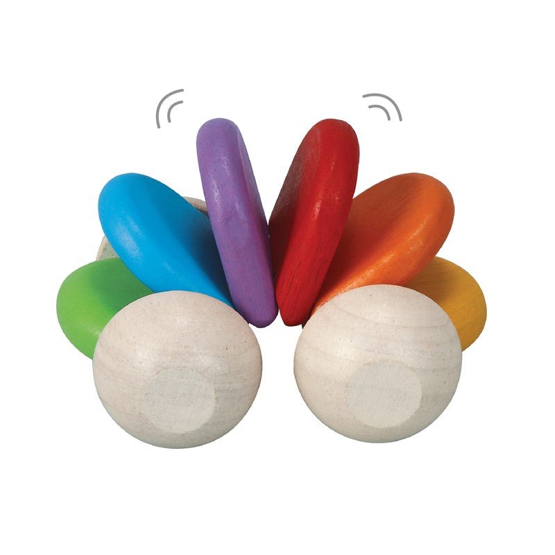 JUGUETE DE MADERA PLAN TOYS ·COCHÉ BEBÉ ARCOÍRIS· - Happy Moments Baby