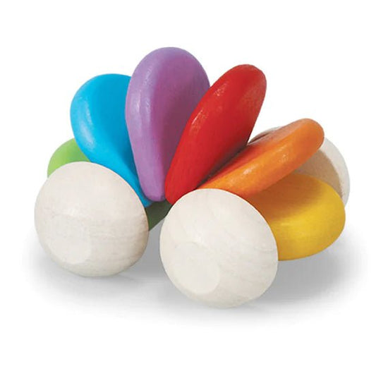 JUGUETE DE MADERA PLAN TOYS ·COCHÉ BEBÉ ARCOÍRIS· - Happy Moments Baby